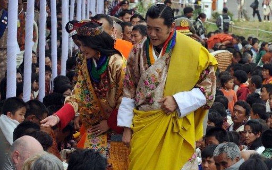 31-річний король Бутану Джігме Кхесар Намгьял Вангчук одружився із 21-річною студенткою Джетсун Пема. / © AFP