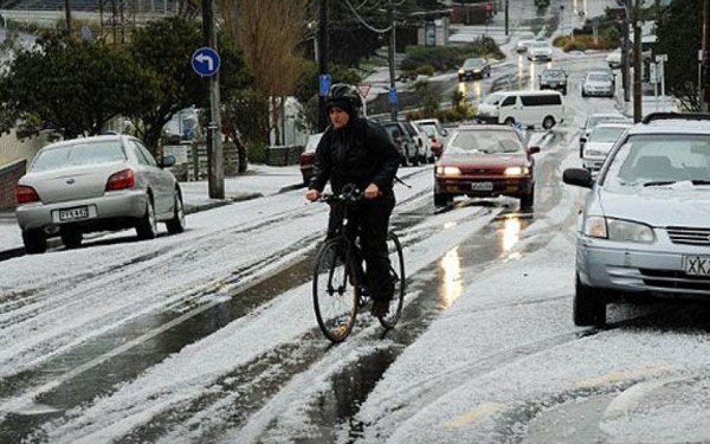 Нова Зеландія, Веллінгтон. Велосипедист їде під снігопадом у Веллінгтоні. / © AFP