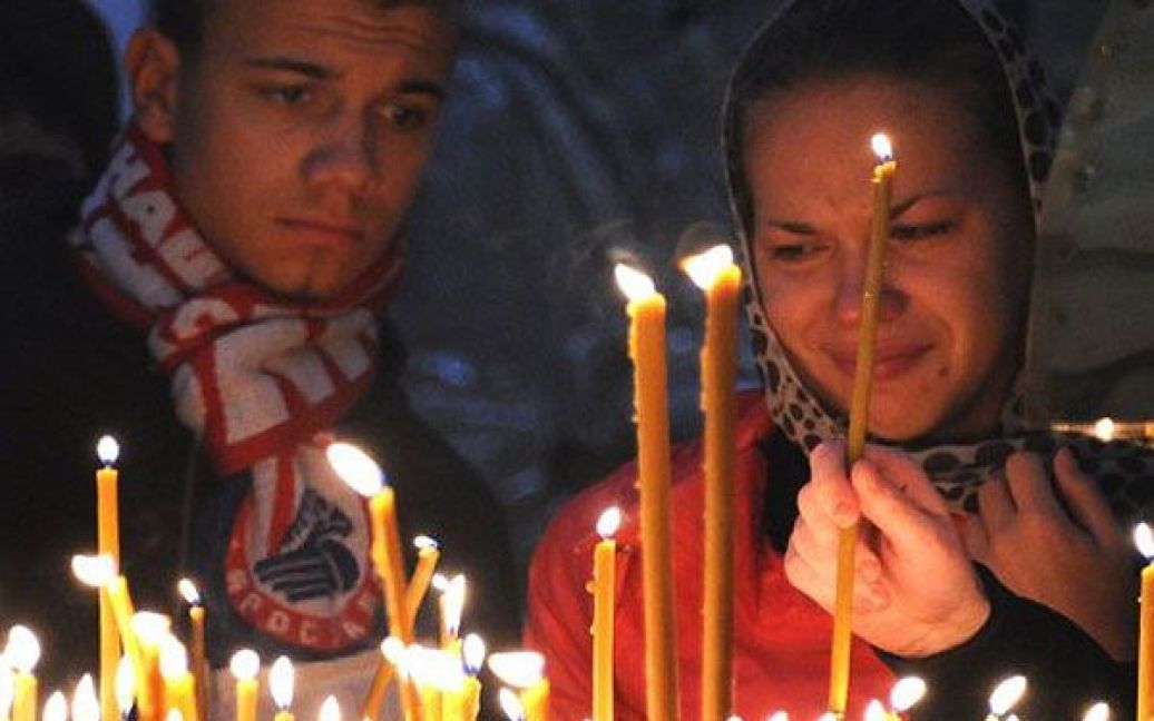 Сотні людей в Ярославлі приносять квіти та запалені свічки до стадіону "Арена-2000", на якому тренувалась команда. / © AFP