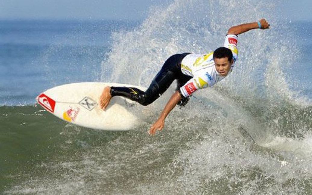 Франція, Лакану. Бразильський спортсмен Віллоуджі Дантас виступає на змаганнях з серфінгу Lacanau Pro у південно-західній Франції. / © AFP