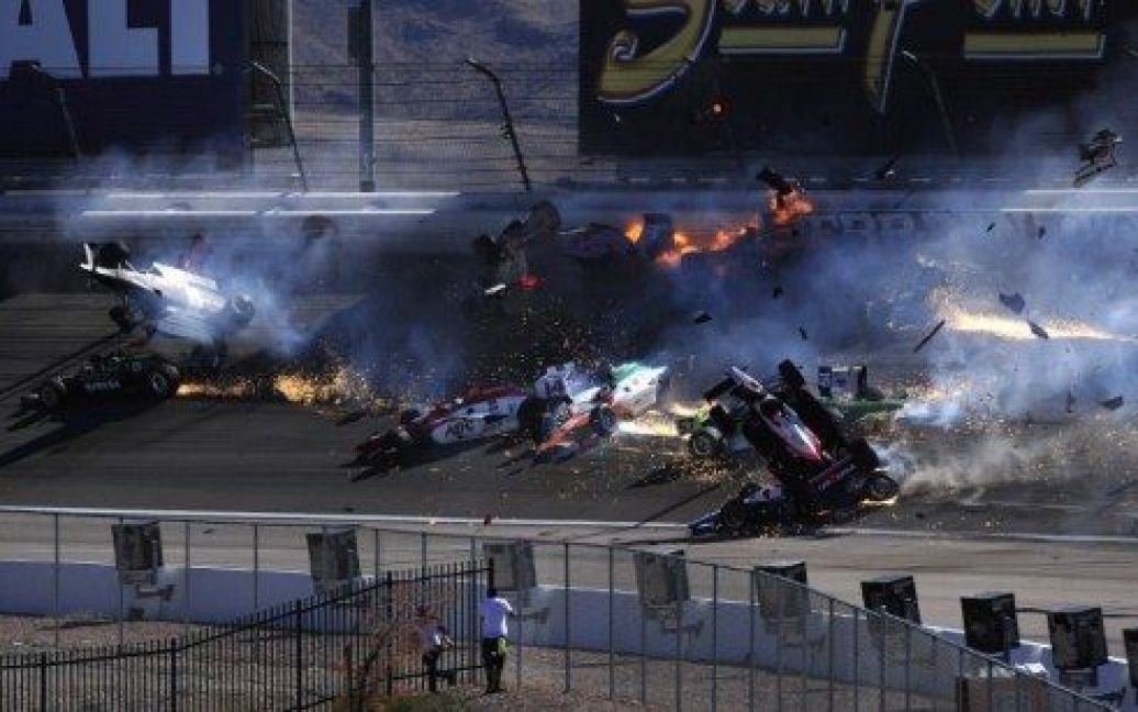 У фіналі гонок "Індикар" сталася масова аварія, в якій загинув легендарний гонщик Ден Велдон. / © AFP