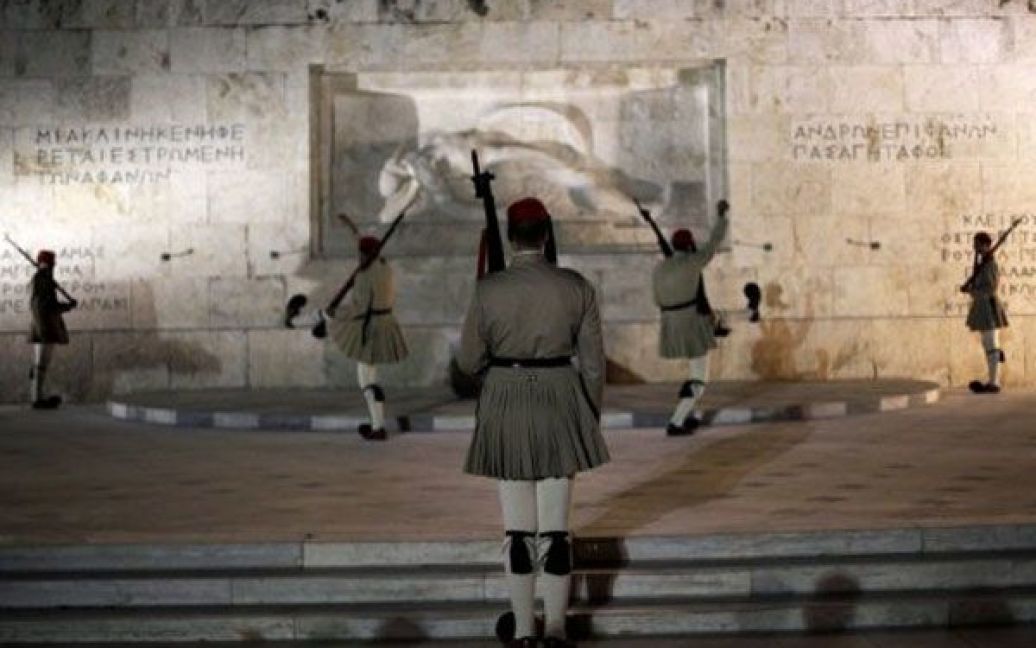 Греція, Афіни. Грецькі солдати президентської охорони виконують церемоніальні обов&#039;язки перед могилою Невідомого солдата в Афінах. / © AFP