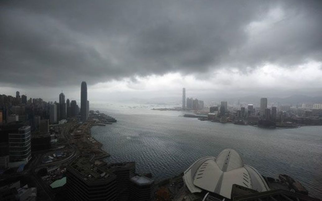 Потужний тайфун Несат наближається до Гонконгу / © AFP