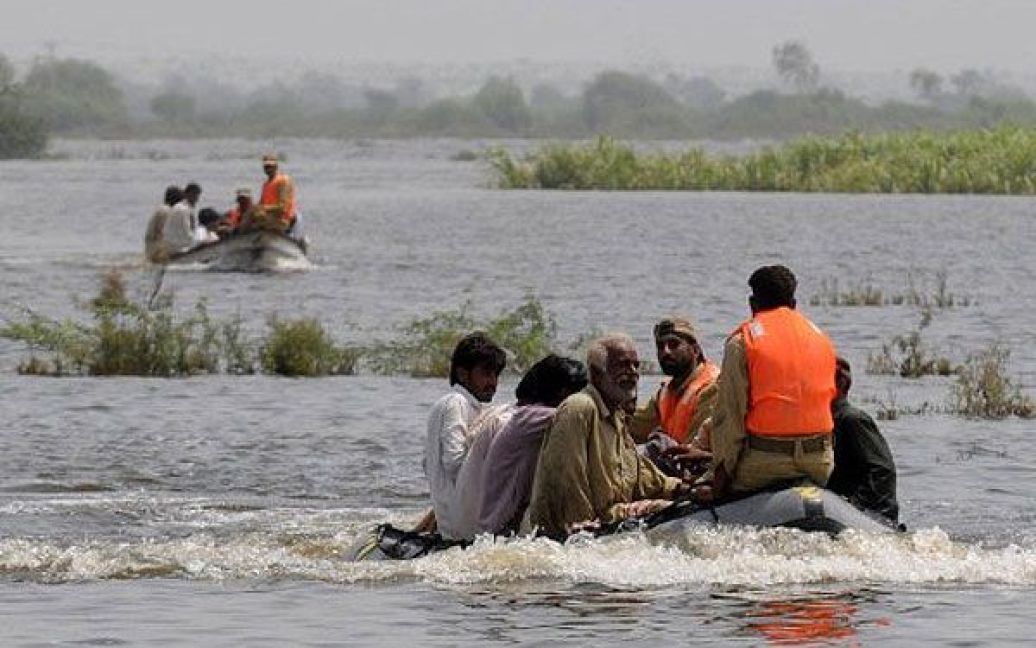 Пакистан, Бадін. Пакистанці, що постраждали від повеней на півдні країни, евакуюються на військових човнах з району Бадін. Руйнівні дощі спричинили повені на півдні Пакистану, від яких постраждали більше 700 тисяч людей. / © AFP