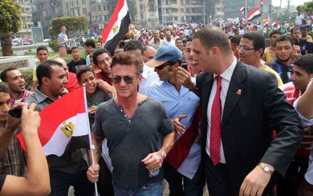 Єгипет, Каїр. Американський актор Шон Пенн несе єгипетський прапор під час участі у демонстрації на площі Тахрір у Каїрі. В Каїрі провели масовий мітинг, щоб висловити невдоволення новою військовою владою країни. / © AFP