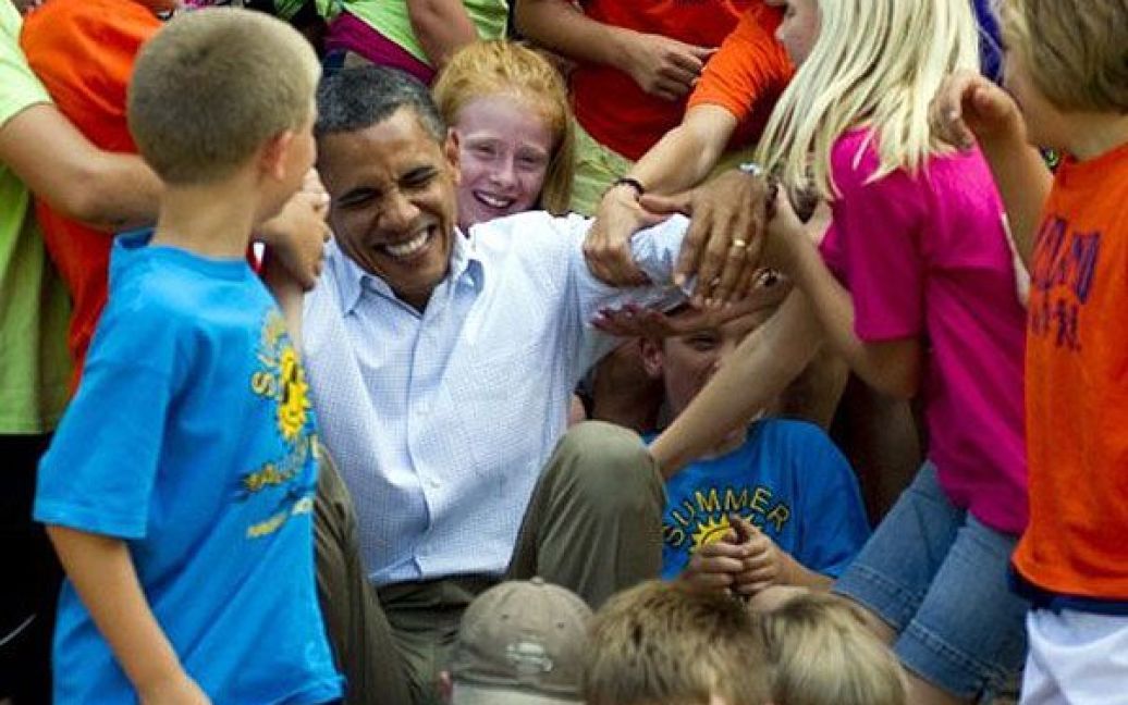 США, Замброта. Студенти у літньому таборі позують разом із президентом США Бараком Обамою під час його візиту до школи у Чатфілді. Обама перебуває у триденному автобусному турі Середнім Заходом США. / © AFP