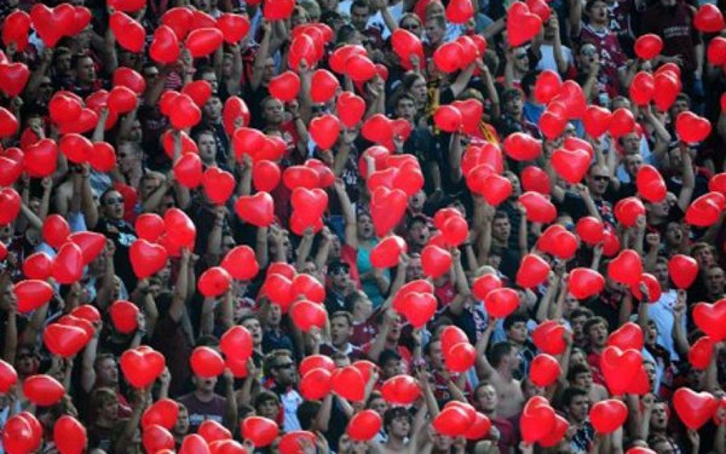 Німеччина, Берлін. Прихильники ФК "Нюрнберг" дістали повітряні кульки під час матчу проти берлінської "Герти". / © AFP