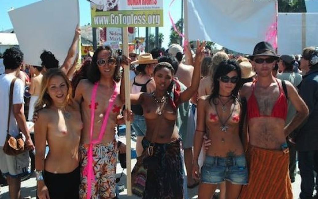 Сотні напівоголених жінок вийшли на вулиці американських міст в рамках четвертої щорічної національної акції "Go Topless!". / © blogs.laweekly.com