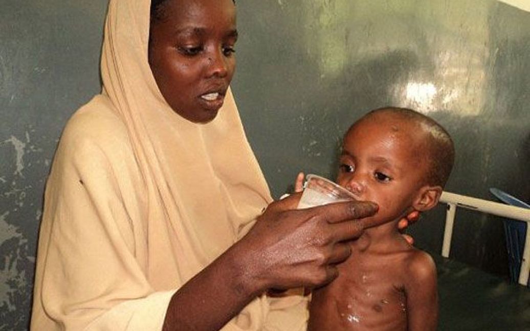 Сомалі, Могадішо. Жінка-біженець з південних регіонів країни годує молоком свою дитину, яка потерпає від недоїдання. Тисячі людей прибули до Могадішо протягом останніх тижнів у пошуках їжі, води і медикаментів. / © AFP