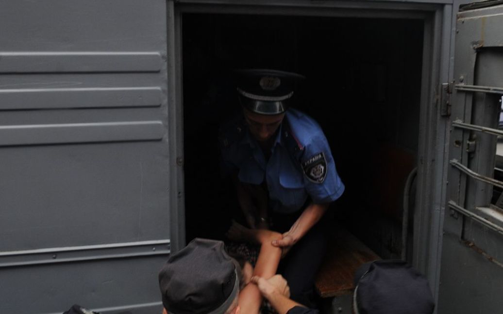 Міліціонери посадили дівчат у спецавтомобіль, на який вони залазили. / © Артур Бондарь/ТСН.ua