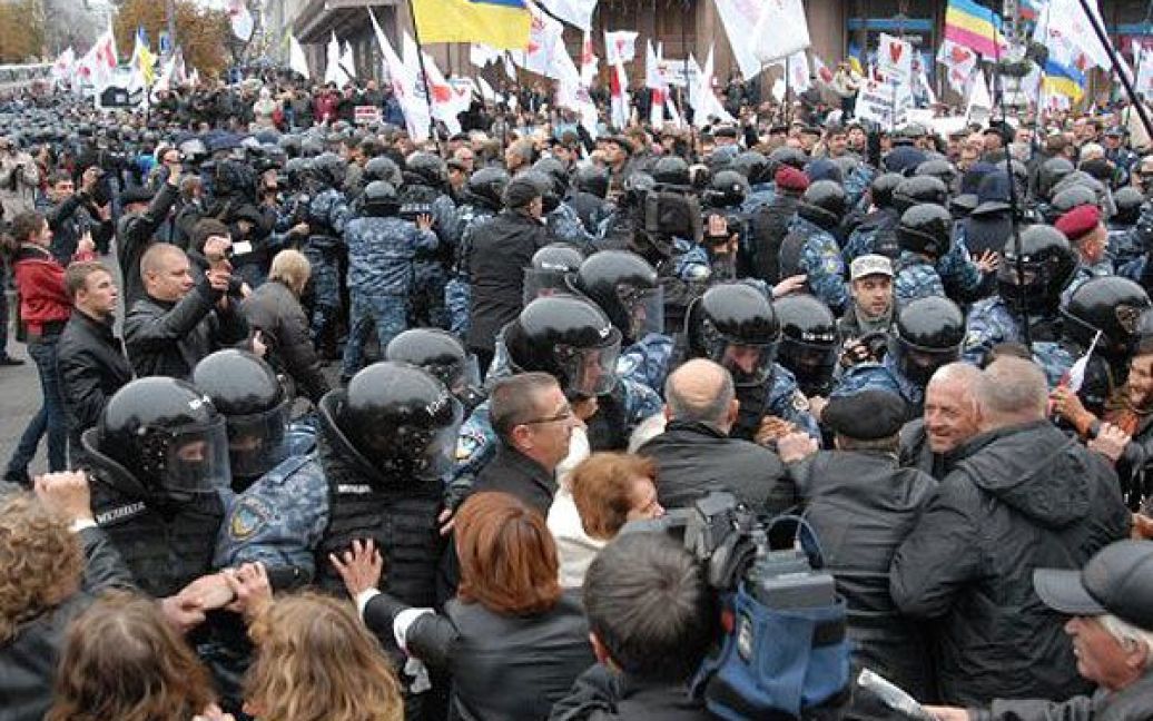 Прихильники Тимошенко і "Беркут" перед Печерським судом 11 жовтня / © УНІАН
