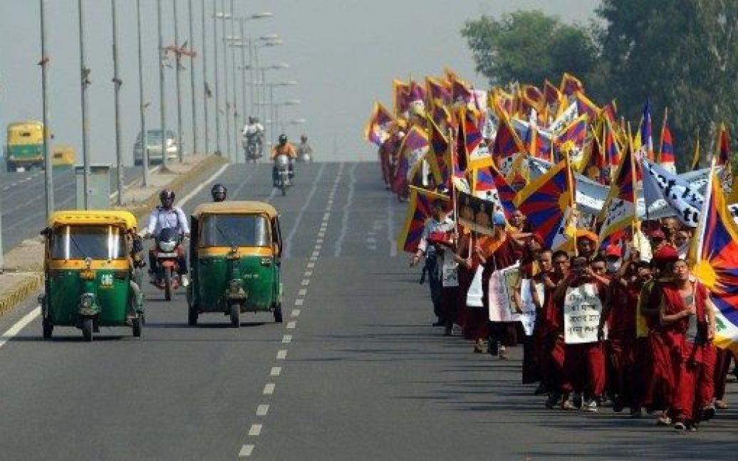 Індія, Нью-Делі. Тибетські ченці провели марш тибетської солідарності проти правління Китаю в Тибеті. Мітинг та марш відбулись біля меморіалу Раджхат Махатми Ганді в Нью-Делі. / © AFP