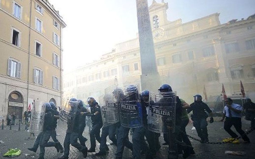 Італія, Рим. Жорсткі зіткнення між поліцією та демонстрантами стались під час акції протесту перед італійським парламентом на площі Монтечіторіо. / © AFP
