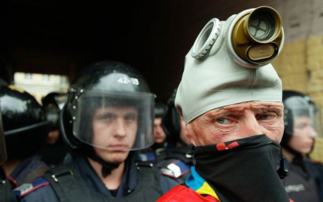 Під Печерським судом прихильники Тимошенко спробували заблокувати виїзд автозаку з нею. / © Украинское Фото