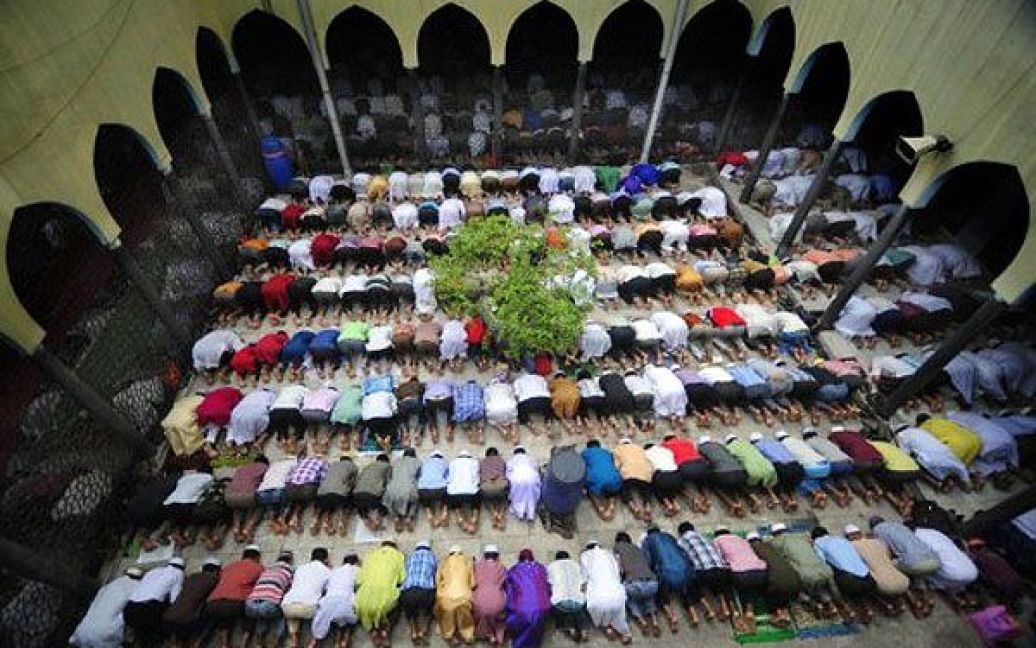 Бангладеш, Дакка. Бангладешські мусульмани моляться в останню п&#039;ятницю місяця Рамадан перед національною мечеттю Байтул Мукаррам в Дацці. Триденне свято Ід аль-Фітр знаменуватиме закінчення мусульманського посту та місяця Рамадан. / © AFP