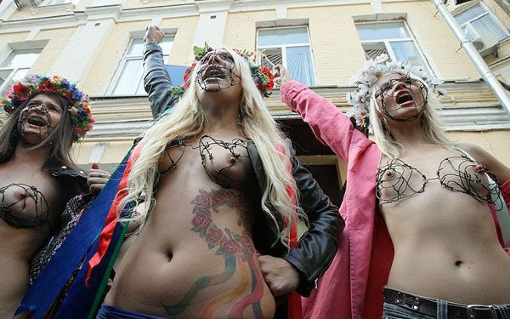 Акція FEMEN "Кусючі цицьки" перед Печерським судом в Києві / © Жіночий рух FEMEN