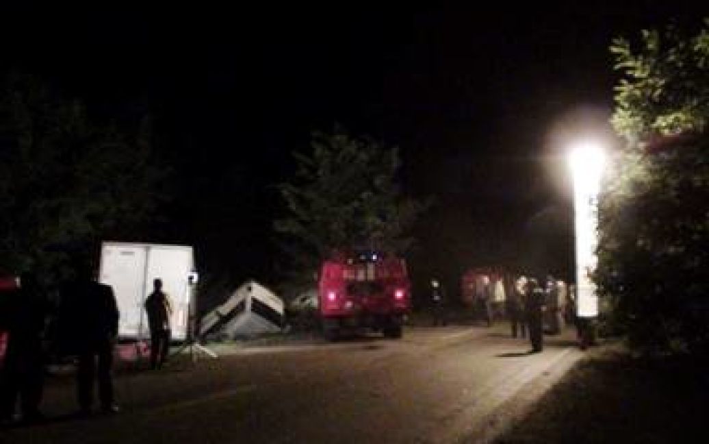 В результаті зіткнення мікроавтобуса і вантажівки на Чернігівщині, загинуло 10 людей, одну людину було госпіталізовано. / © МВС