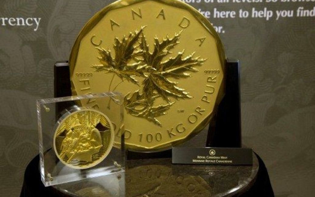 Канада, Торонто. Монету номіналом у один мільйон канадських доларів, вагою 100 кг, виготовлену з 99,999% золота, виставили в Торонто. / © AFP