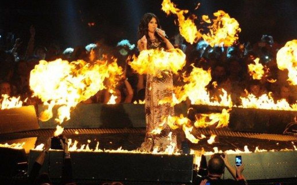 Американська співачка Селена Гомес виступає "у вогні" / © AFP