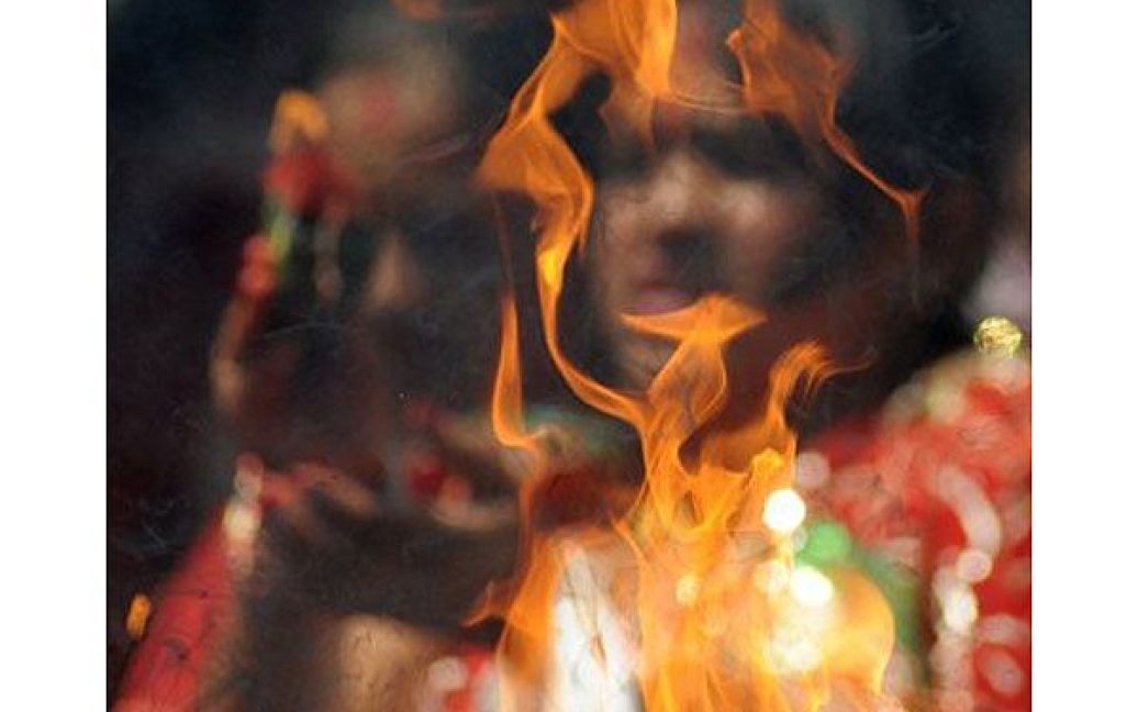 Непал, Катманду. Непальські індуїсти вшановують Шиву, індуїстського бога руйнування, під час святкування фестивалю Teej в Катманду. Триденне свято Teej відзначають індійські жінки в Непалі та деяких районах Індії. Заміжні жінки постують та моляться за довголіття своїх чоловіків, а незаміжні жінки бажають гарного чоловіка і щасливого подружнього життя. / © AFP