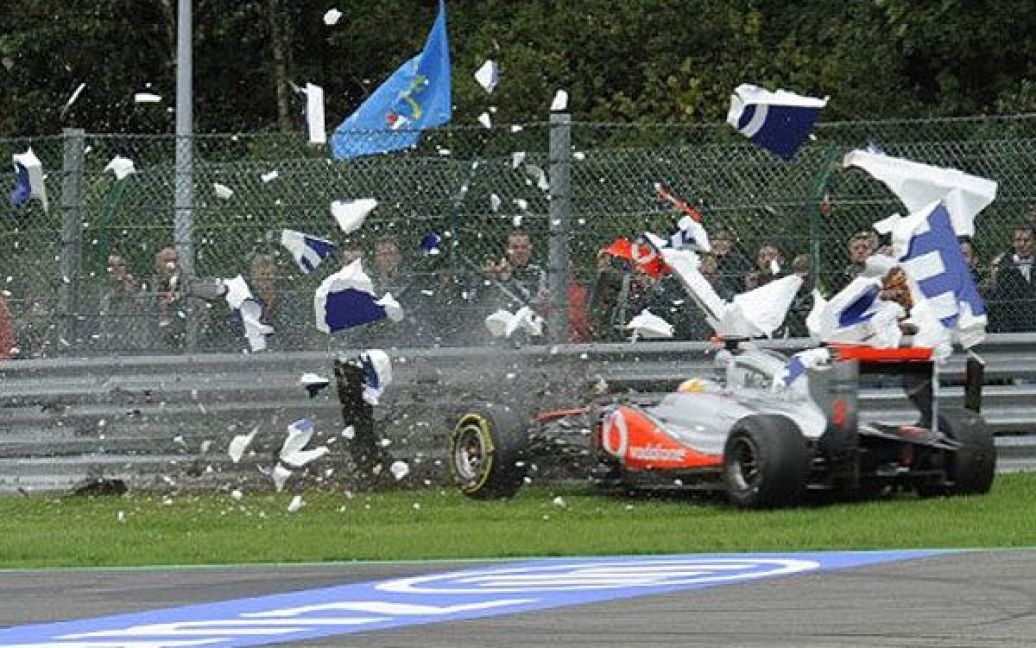 Бельгія, Спа. Британський гонщик McLaren Mercedes Льюїс Хемілтон потрапив в аварію під час заїзду Формули 1 на Гран-прі Бельгії на треку Spa-Francorchamps. / © AFP
