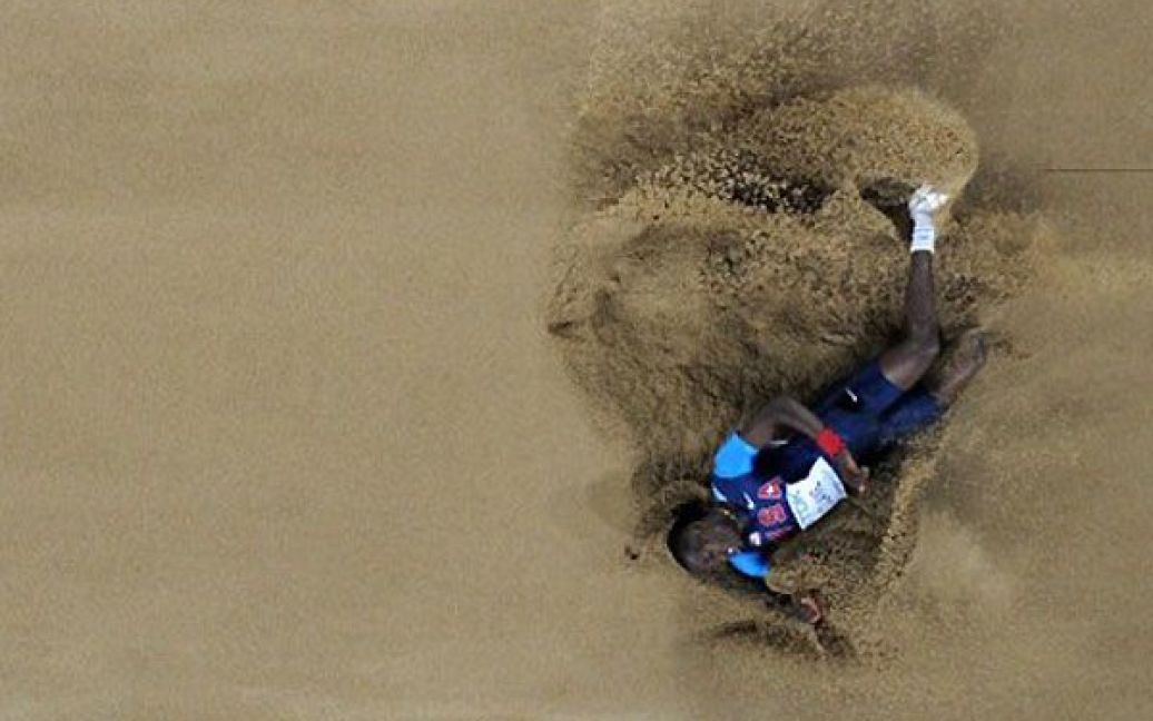 Республіка Корея, Тегу. Американський спортсмен Клей виступає у стрибках у довжину на чемпіонаті світу з легкої атлетики Міжнародної асоціації легкоатлетичних федерацій. / © AFP