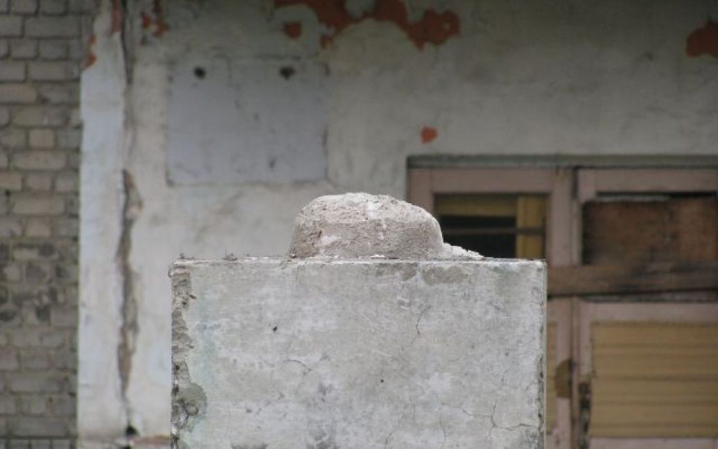 У місті Стаханов від пам&#039;ятника Тарасу Шевченку залишився лише постамент. / © stakhanov.org.ua