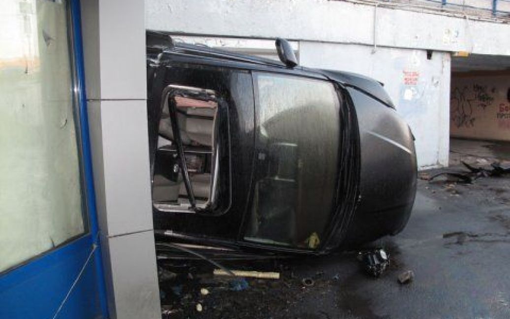 У Києві на з&#039;їзді з Кільцевої іномарка злетіла в повітря і впала на людей. / © Сегодня