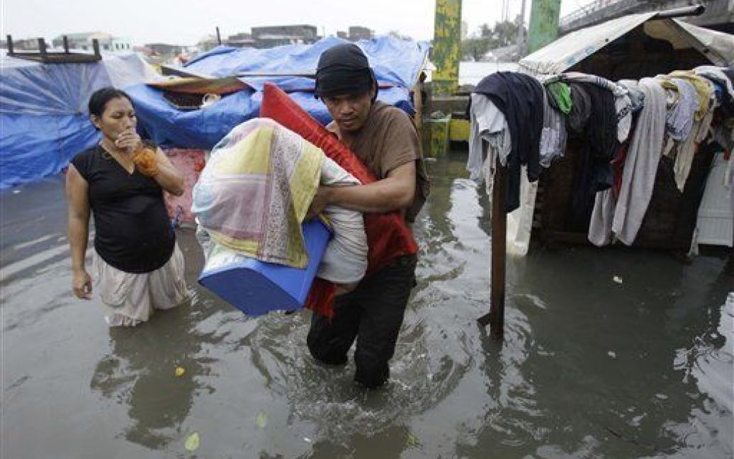 На східне узбережжя Філіппін обрушився потужний тайфун Несат / © AFP
