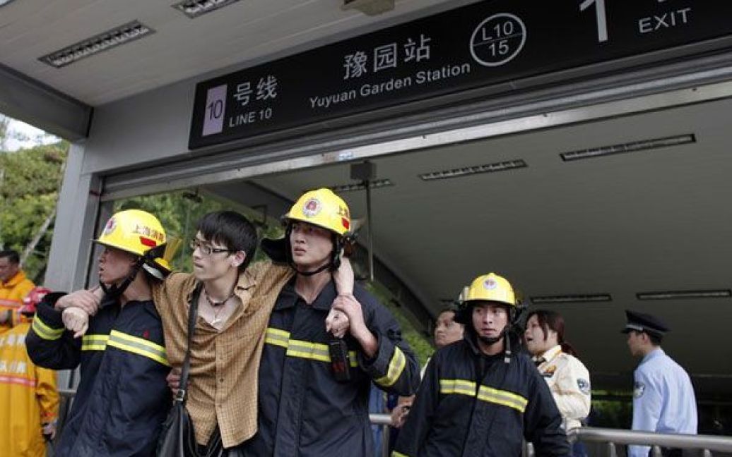 У зіткненні двох потягів в шанхайському метро постраждали більше 260 людей. / © 