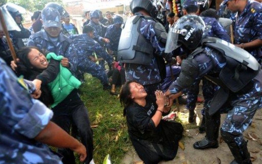 Непал, Катманду. Непальська поліція затримує тибетських протестувальників у таборі біженців Jwalakhel в Катманду. Більше 50 тибетських вигнанців були заарештовані під час акції на підтримку дев&rsquo;ятьох непальських ченців, які підпалити себе на знак протесту проти китайського правління. / © AFP