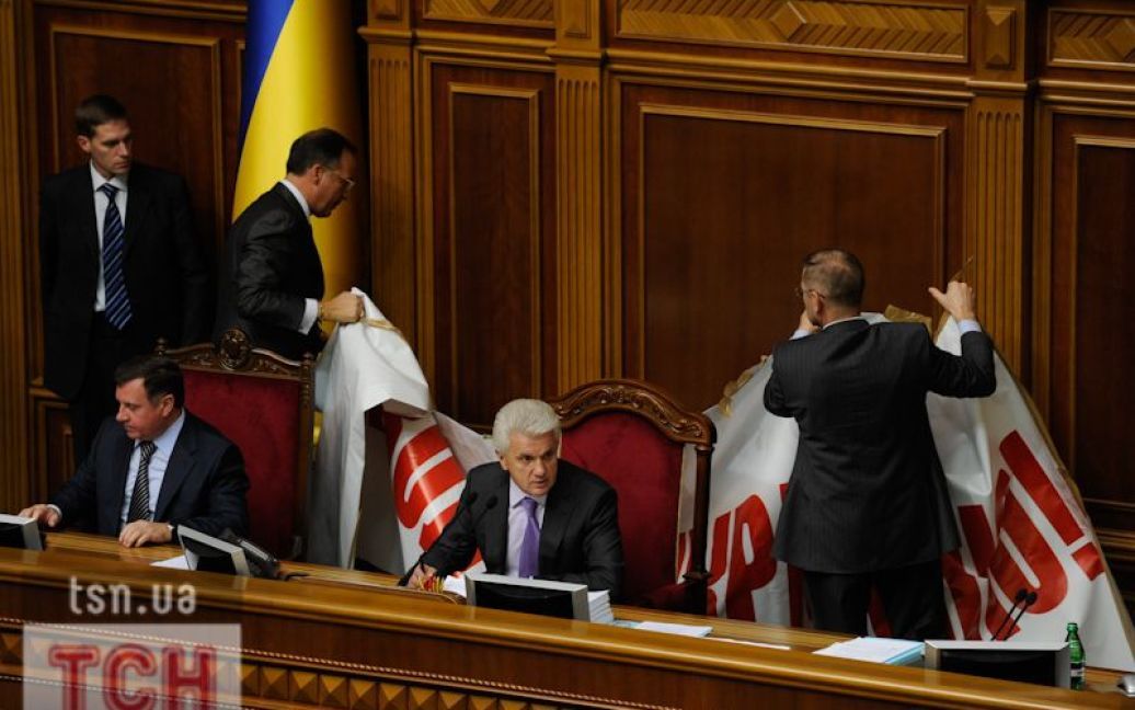 Депутати познімали плакати та розблокували парламентську трибуну. / © Євген Малолєтка/ТСН.ua