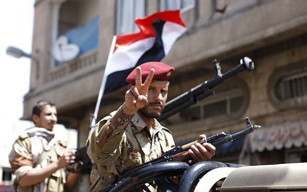 Ємен, Сана. Солдати, які дезертирували з армії Салеха, супроводжують на військовому автомобілі антиурядову демонстрацію, учасники якої вимагають повалення президента Ємену Алі Абдалли Салеха. / © AFP