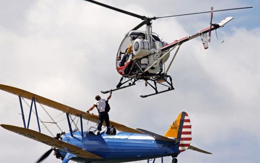 48-річний каскадер намагався в повітрі перестрибнути з літака на вертоліт... / © The Daily Mail