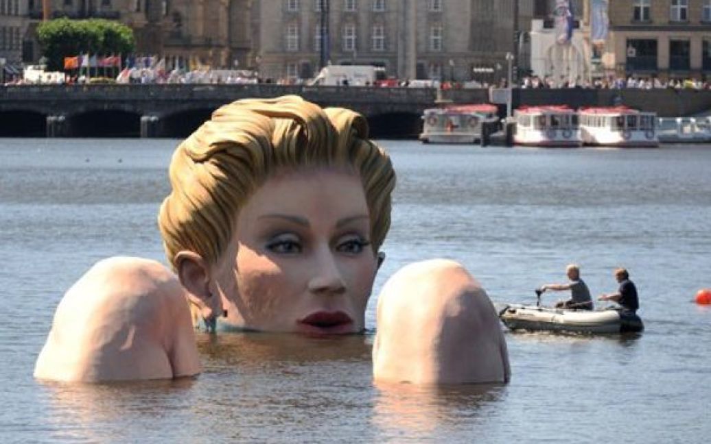 Німеччина, Гамбург. Німецьке рекламне агентство Oliver Voss встановило скульптуру "Величезної русалки" на озері Альстер у Гамбурзі. / © AFP