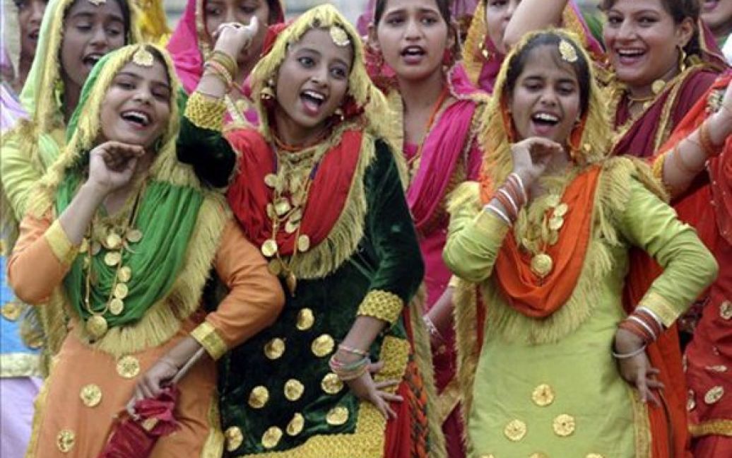 Індія, Амритсар. Школярки відпрацьовують народний танок на репетиції параду з нагоди Дня незалежності Індії, який відбудеться 15 серпня. / © AFP