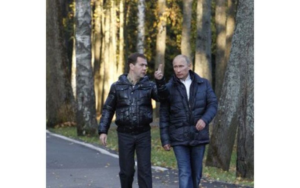 Президент РФ Дмитро Мєдвєдєв і прем&#039;єр Володимир Путін гуляють парком. / © AFP