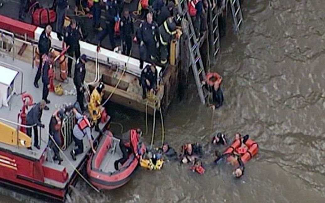 В центрі Нью-Йорка прогулянковий гелікоптер, на борту якого перебували четверо пасажирів і пілот, впав у води Іст-Рівера. / © Daily Mail
