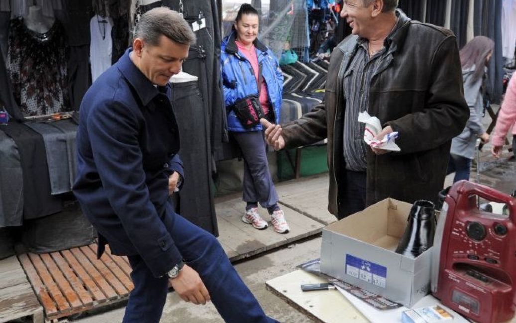 Ляшко прикупив собі черевики на баразі в Івано-Франковську / © Facebook