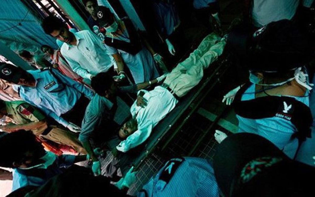 Індія, Нью-Делі. Фельдшери оглядають пораненого у травматологічному центрі лікарні RML в Делі. Щонайменше, 9 осіб загинули, ще 40 отримали поранення в результаті вибуху, який пролунав перед входом до Верховного суду в Нью-Делі. / © AFP