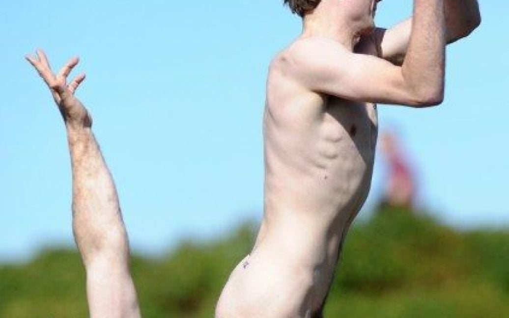 У Новій Зеландії голі чоловіки з команди "Nude Blacks" програла одягненій жіночій команді з Іспанії в регбі. / © AFP