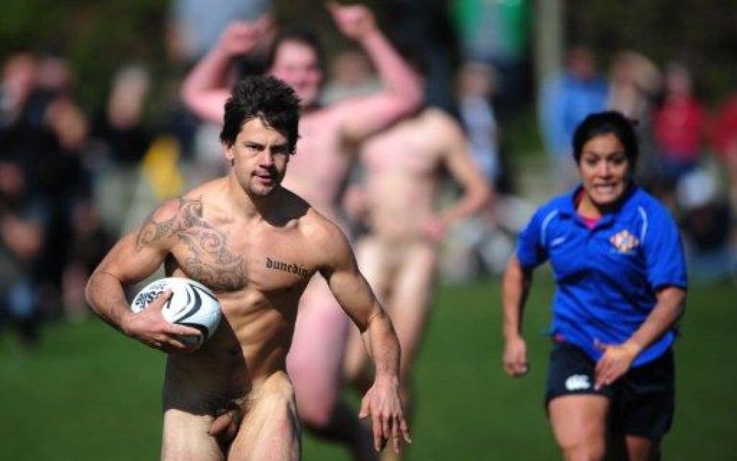 У Новій Зеландії голі чоловіки з команди "Nude Blacks" програла одягненій жіночій команді з Іспанії в регбі. / © AFP