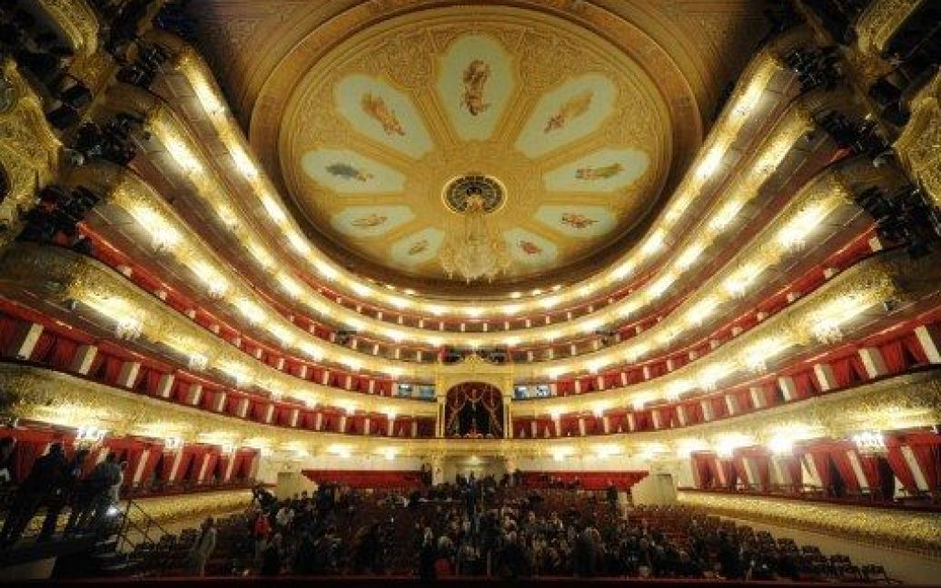 Росія, Москва. Журналістам показали глядацький зал "Большого театру" в Москві, який відкривається після тривалої реконструкції. / © AFP