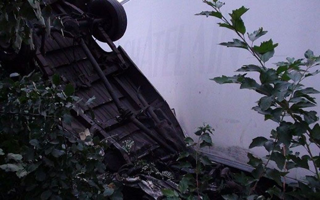 В результаті зіткнення мікроавтобуса і вантажівки на Чернігівщині, загинуло 10 людей, одну людину було госпіталізовано. / © ДАІ МВС