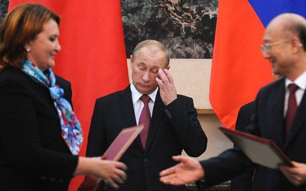 Китай, Пекін. Прем&#039;єр-міністр РФ Володимир Путін жестикулює під час церемонії підписання двосторонніх документів у Будинку народних зібрань в Пекіні. Путін прибув до Пекіна для переговорів із китайським керівництвом. / © AFP