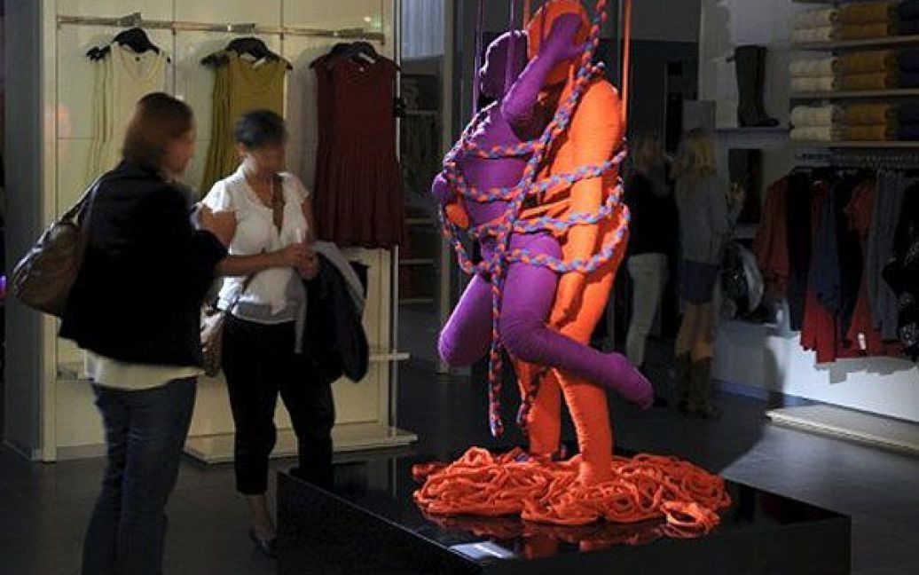Німеччина, Мюнхен. Скульптура під назвою "Lanasutra" кубинського майстра Еріка Равело виставлена у магазині модного одягу в місті Мюнхен. Низка скульптур "Lanasutra" відтворює різні позиції з "Камасутри". / © AFP