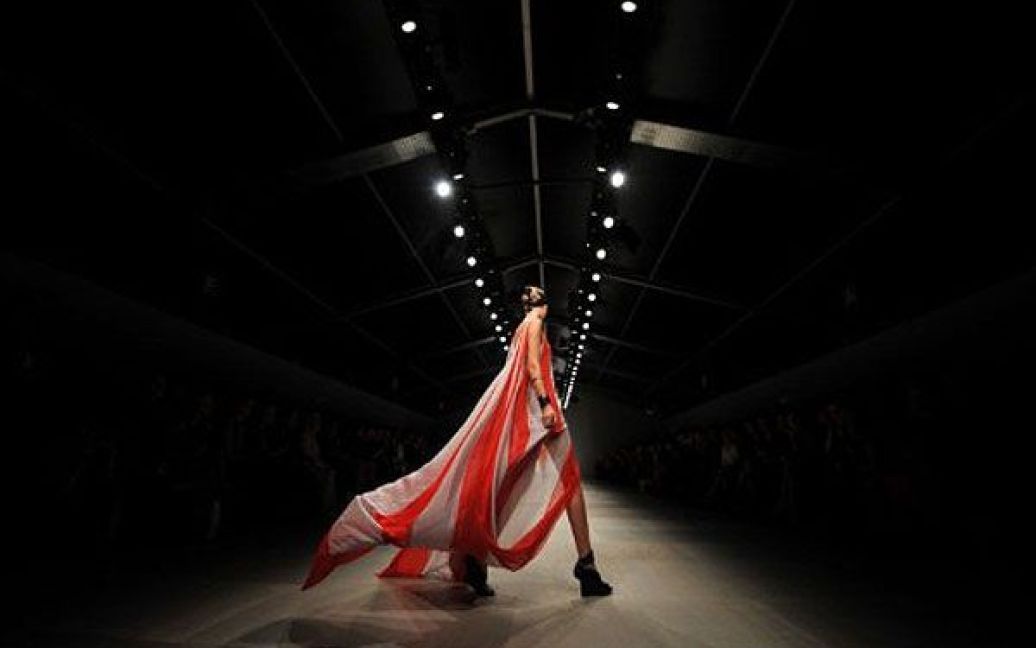 Великобританія, Лондон. Модель демонструє одяг з колекції Аманди Уейклі під час показів сезону весна/літо 2012 на Тижні моди в Лондоні. / © AFP