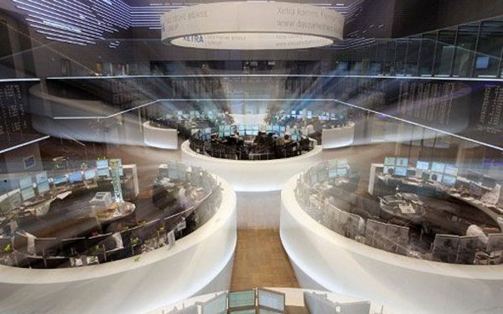 Німеччина, Франкфурт-на-Майні. Трейдери працюють на фондовій біржі у Франкфурті. У Німеччині фондовий індекс DAX тимчасово впав нижче позначки у 5000 пунктів. / © AFP