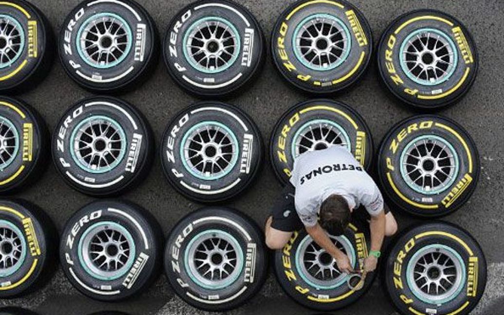Бельгія, Спа. Технік оглядає шини у піт-стопі на треку в Спа напередодні проведення Гран-прі Бельгії з Формули 1. / © AFP