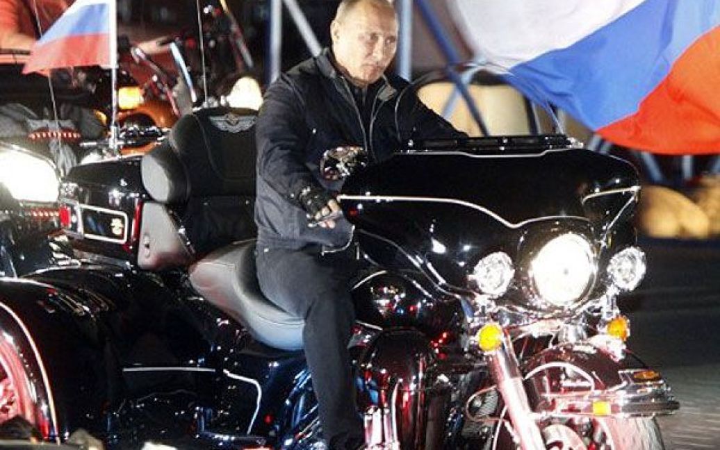 Прем&rsquo;єр-міністр РФ Володимир Путін взяв участь у байк-шоу, яке організував в Новоросійську мотоклуб "Нічні вовки" з нагоди 68-ої річниці звільнення міста від фашистських загарбників. / © AFP